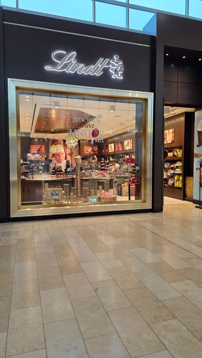Lindt Chocolate Shop - Yorkdale, photo 2
