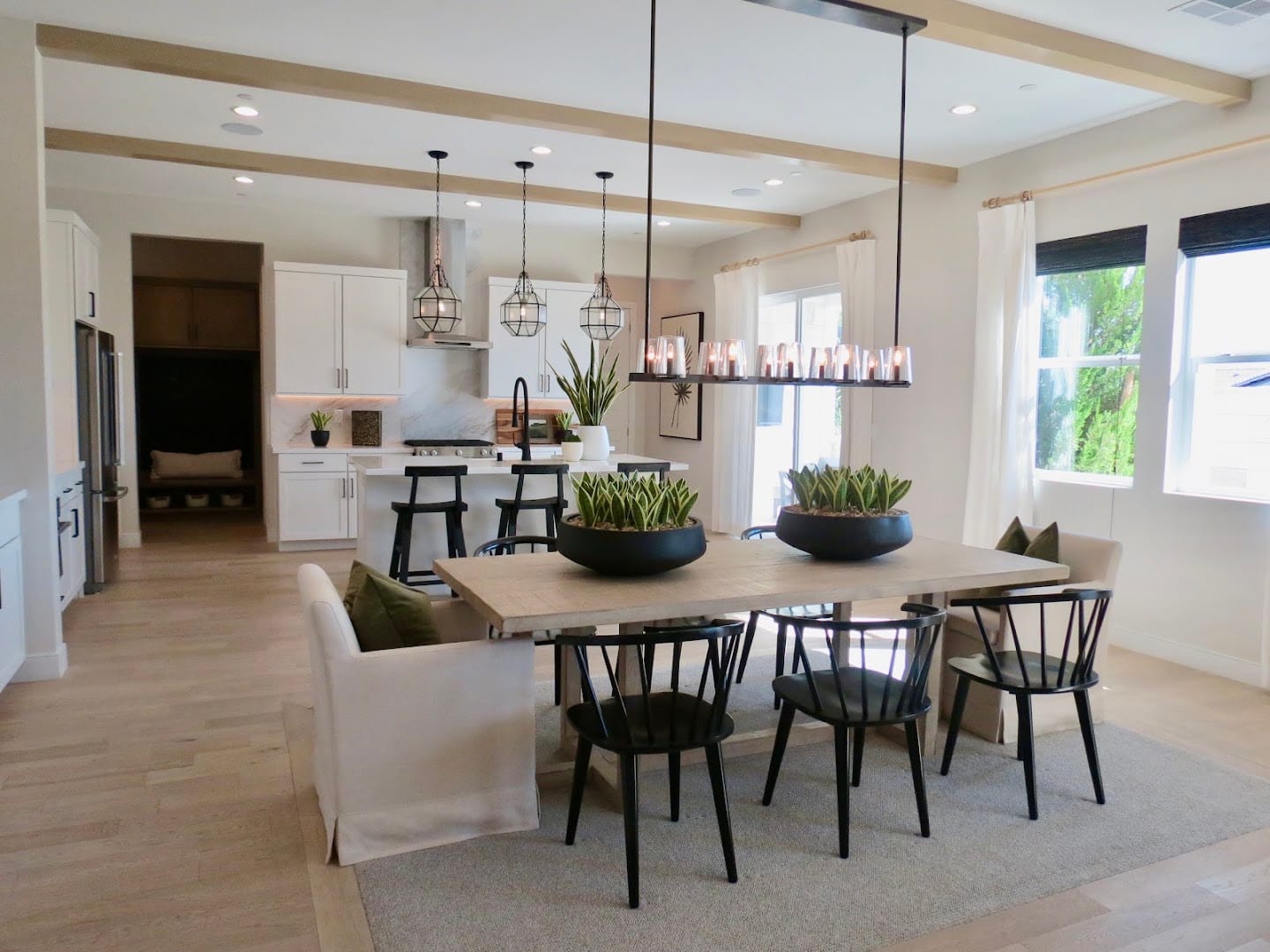 Deluxe Realty, photo 2