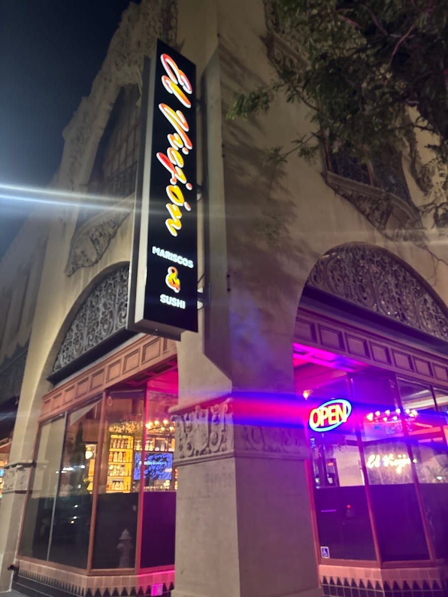 El Viejon Mariscos & Sushi Sports Bar