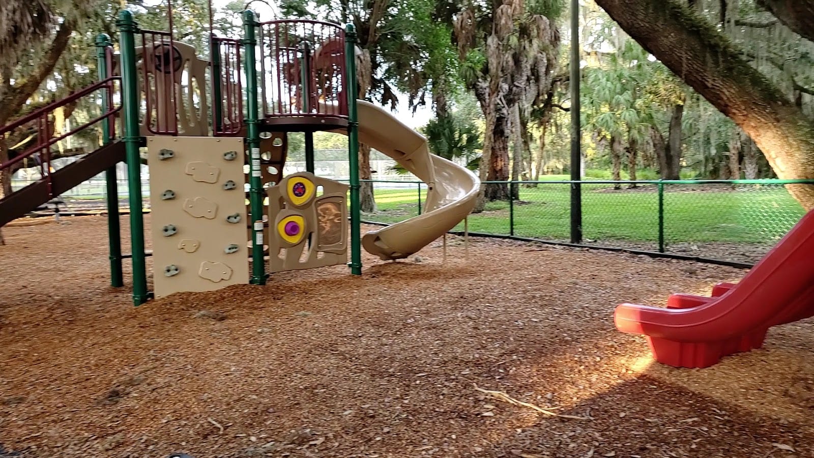 Colonial Oaks Park, photo 2
