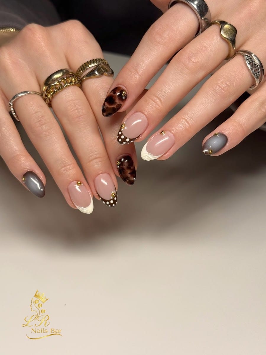 LR Nail Bar