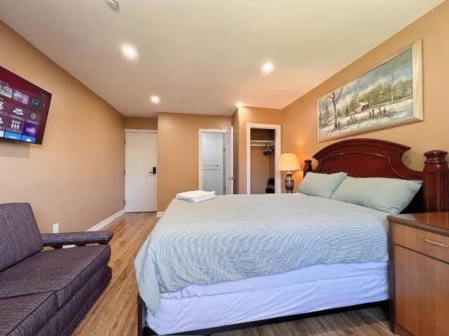 12mins to Toronto Pearson Airport\nFurnished room available gym access included, photo 2