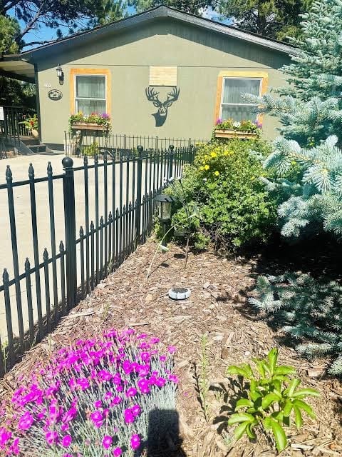 Fenced Dog Yard! K Bed, Wood Stove, Walk to Lake, photo 3