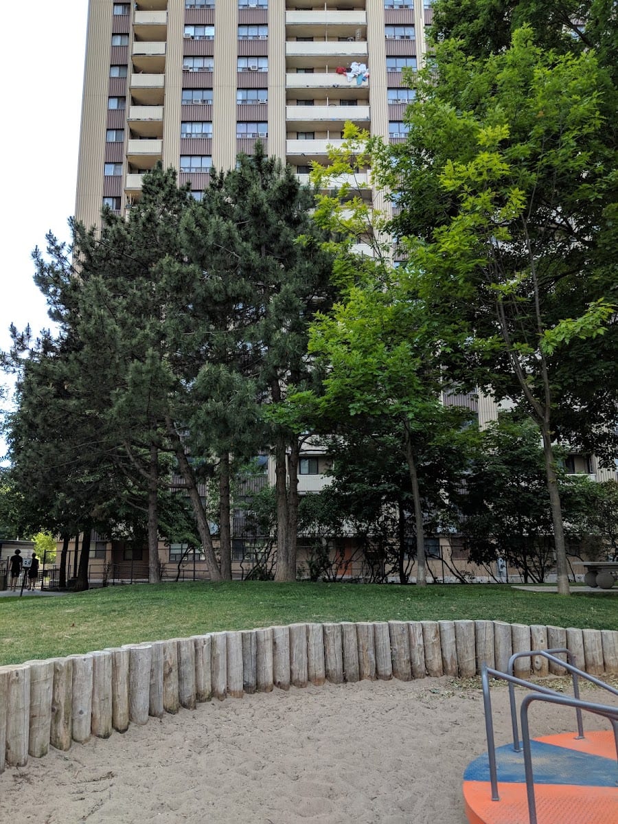 Masaryk-Cowan Community Recreation Centre, photo 3