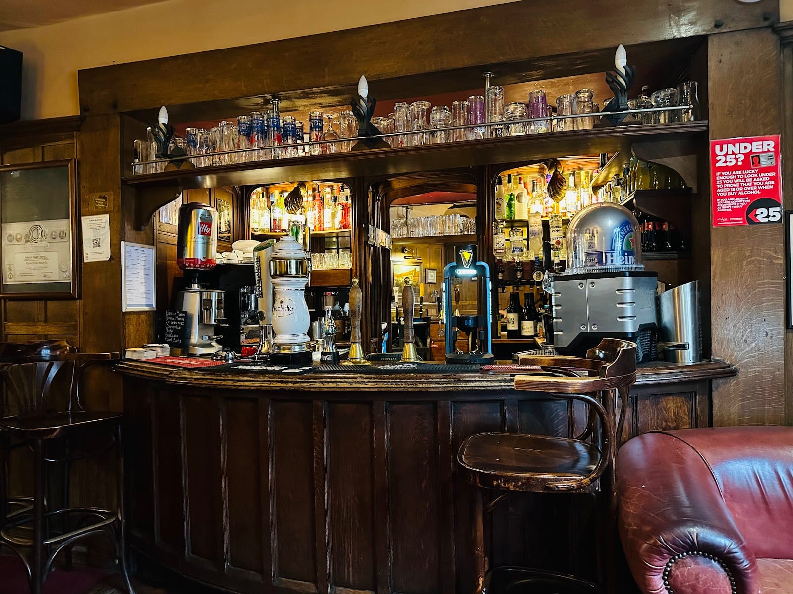 Tudors at the White Hart Hotel, photo 3