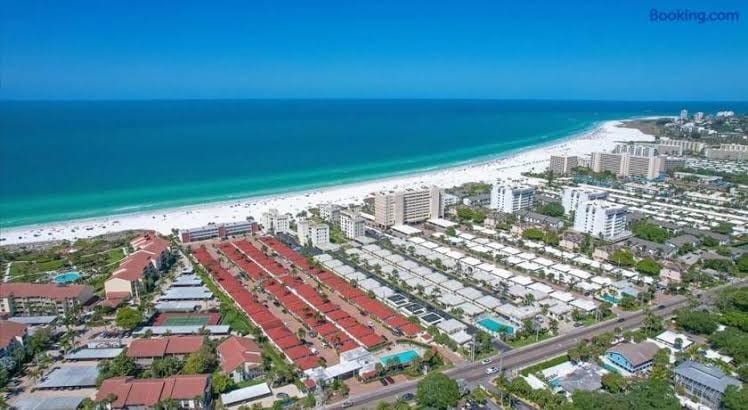 Huge Heated Pool Short Walk to the Beach, ride FREE Trolley around the Key!, photo 2