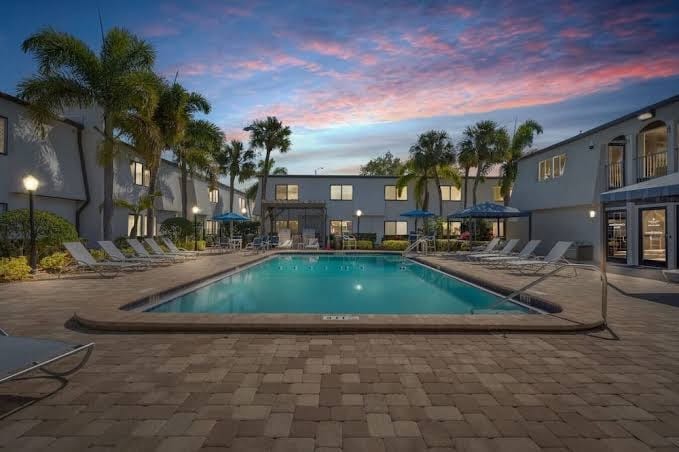 Luxury steps from Bayshore / Pool,Gym,FREE parking