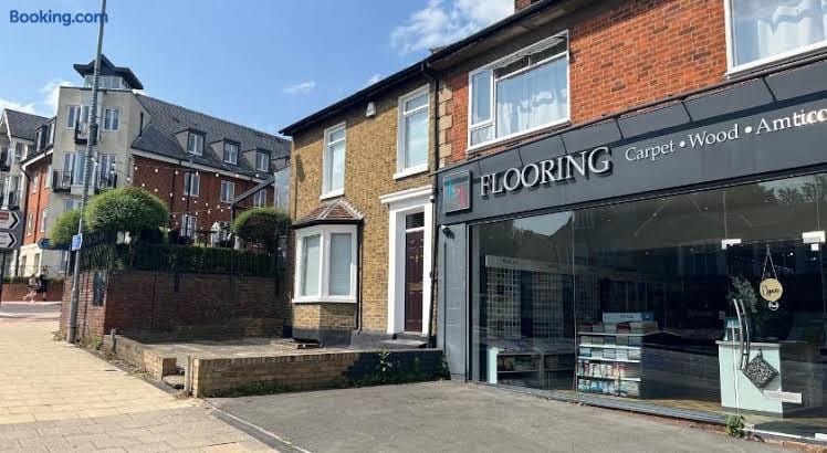 Central Modern 2 Bedroom - Free Parking - Two-Bedroom Apartment