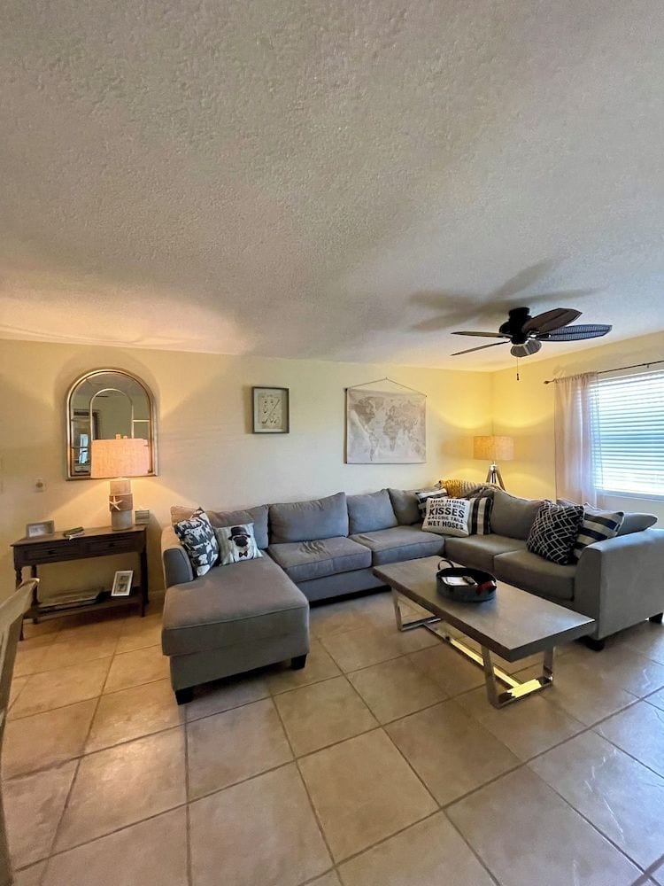 HEATED POOL NO XTRA CHARGE, Prime Location, Walk 2 Fisherman's Village/Downtown