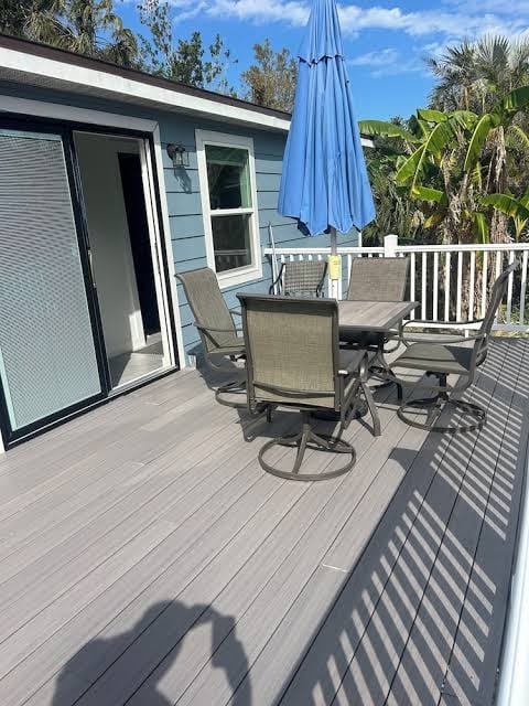 Cozy park home amenities galore! Near Legacy Bike trail & only 3 miles to beach.