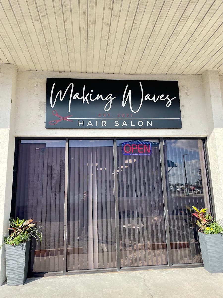 Making Waves Salon, photo 3