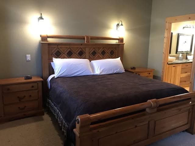 3BR + Loft End Unit, Elk & Golf Course Views, Private Deck, Close to Downtown