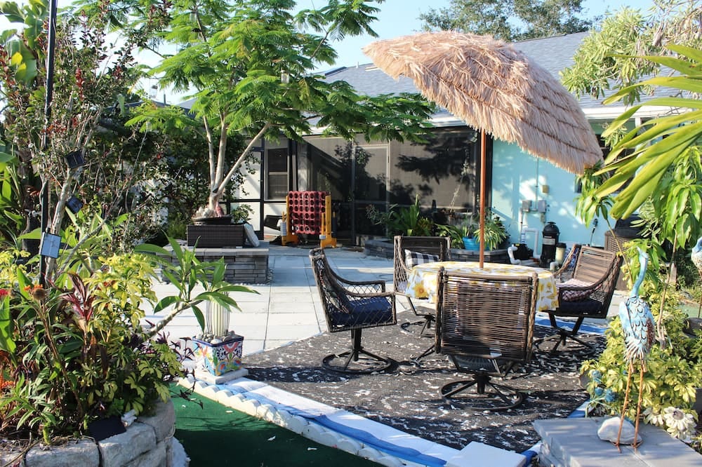 Luxury Villa with Heated Pool, Mini Golf, Bowling and Lively Backyard