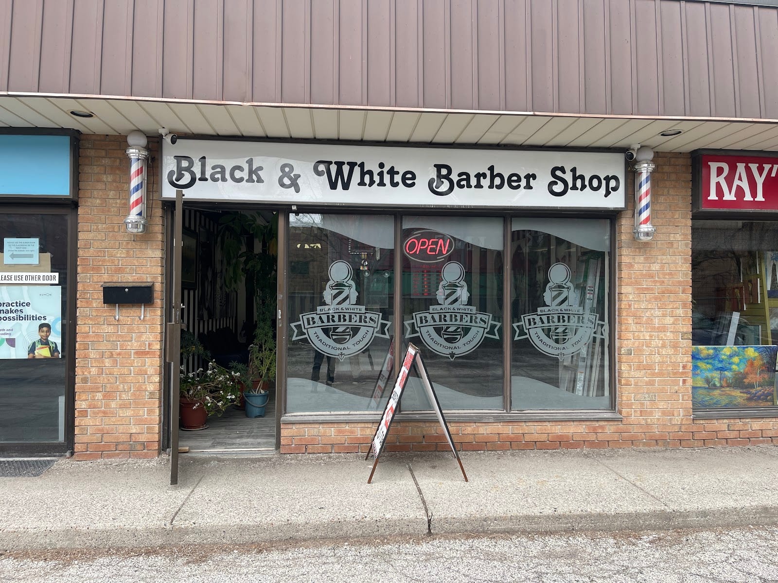 Black and White Barbers, photo 2
