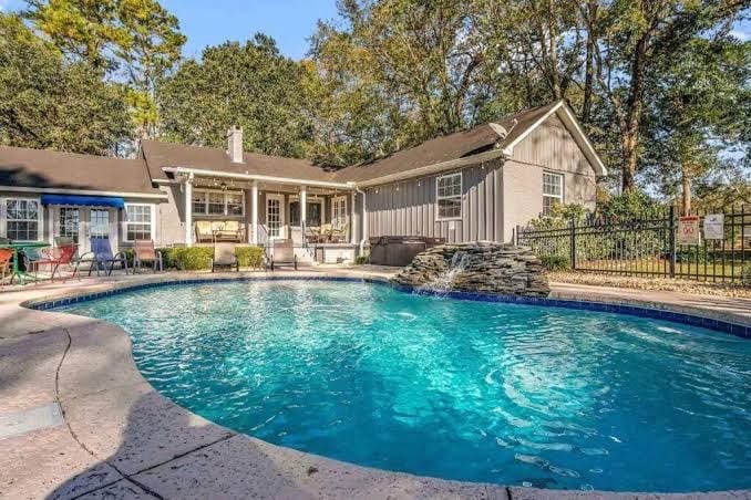 Elegant Escape, 4BR, Arcade Games ️, Stocked Kitchen, WiFi, photo 3
