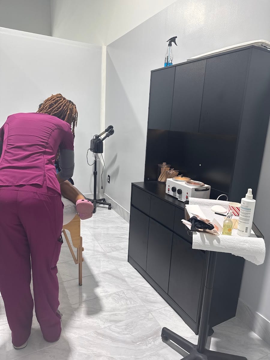 Dollz & Divaz Salon - Spa