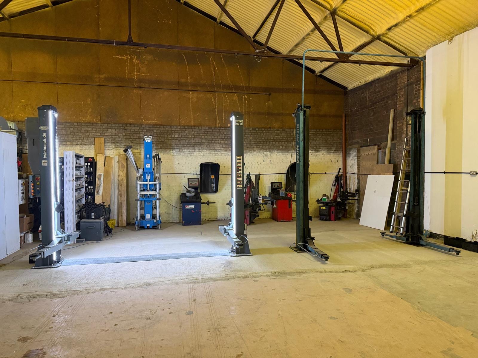 Road2recovery Auto Service Centre