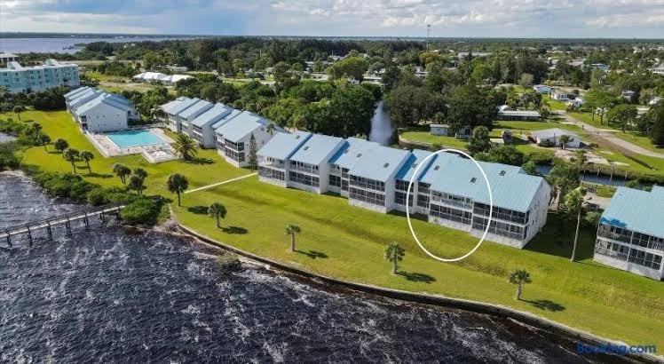 World Class Fishing Beach Retreat w/Heated Pool, Private Beach, Kayaks & Professional Fishing Dock, photo 2