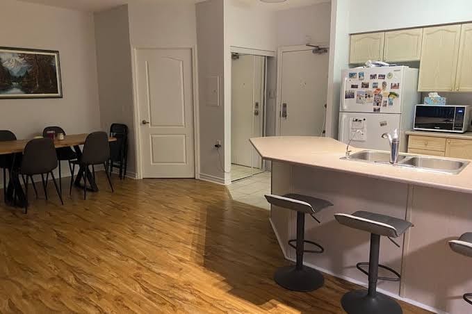 Large 2+2+den, private terrace, gym, sauna, garage, walk to subway!