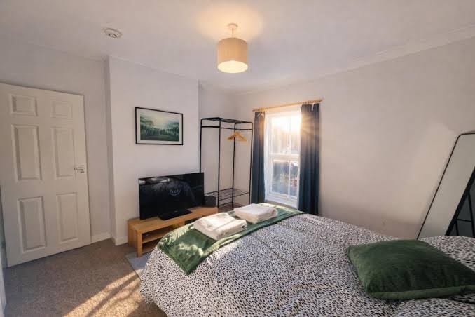 City Apartment Close to Cafes Restaurants - One-Bedroom Apartment