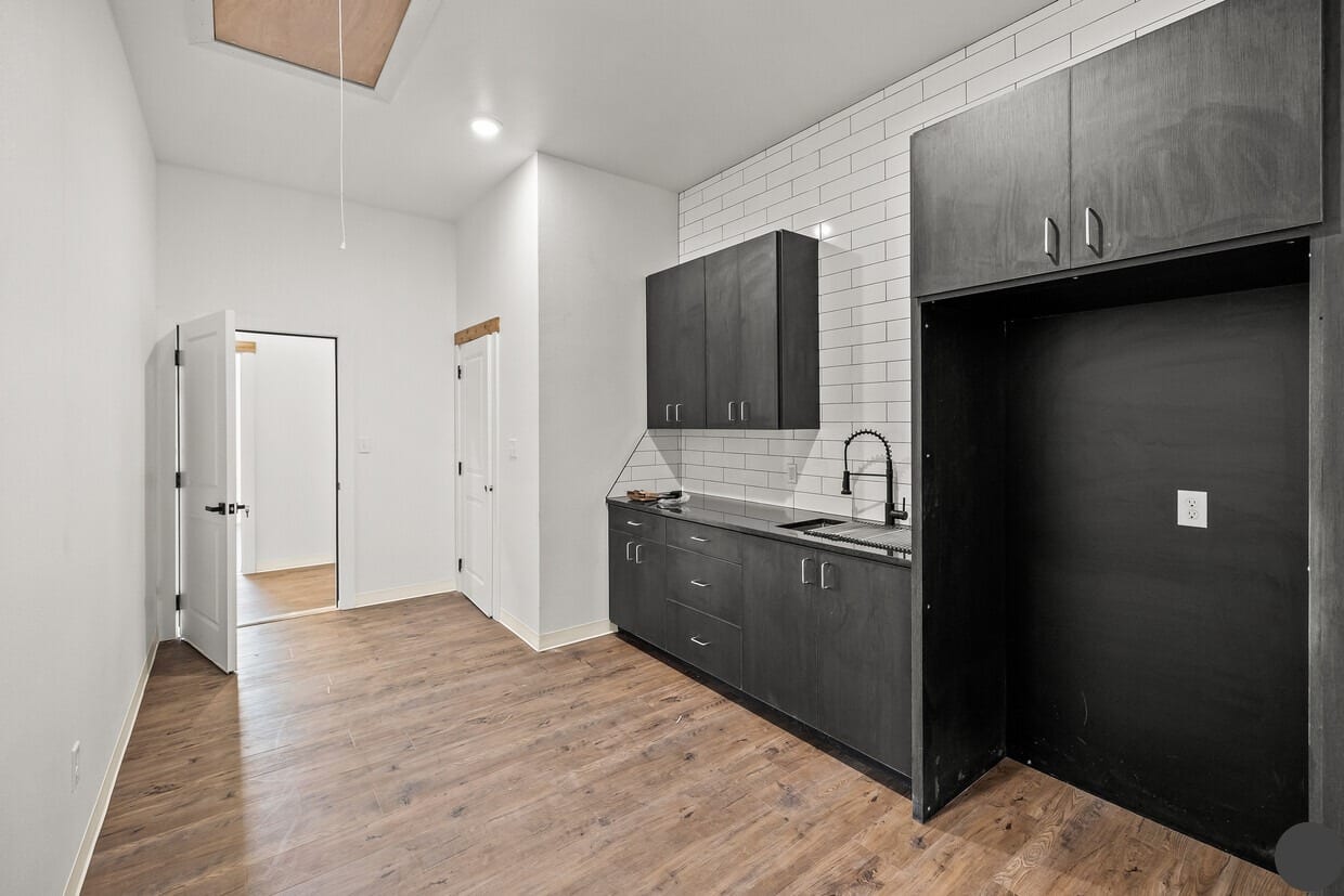 Offices at 3204 140th St. by Lone Star Commercial Construction, photo 2