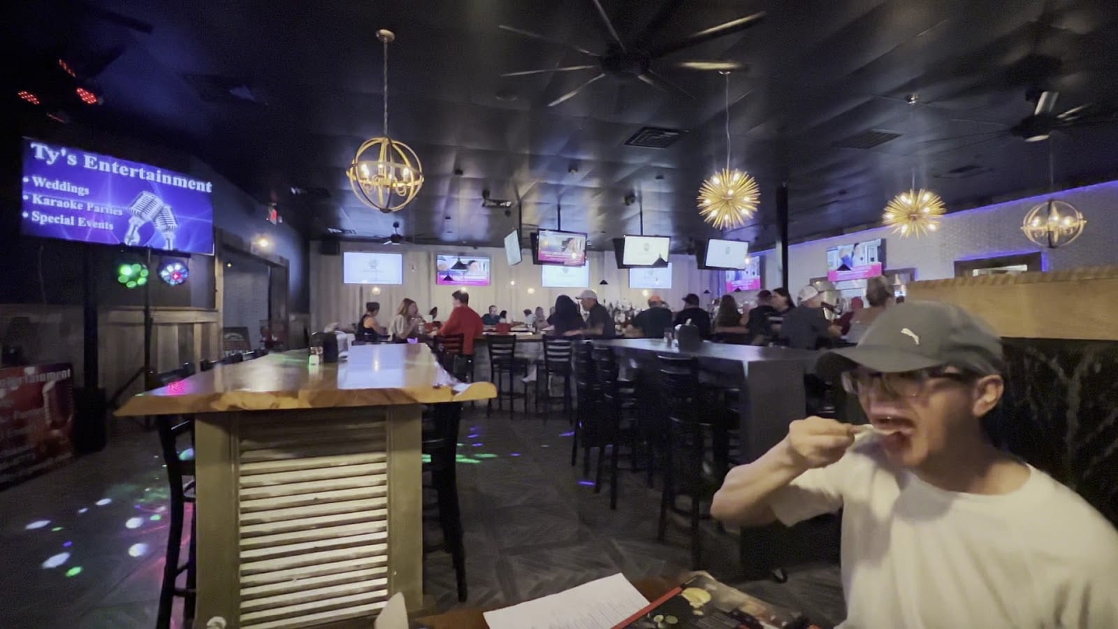 Louie's Bar & Grill, photo 3