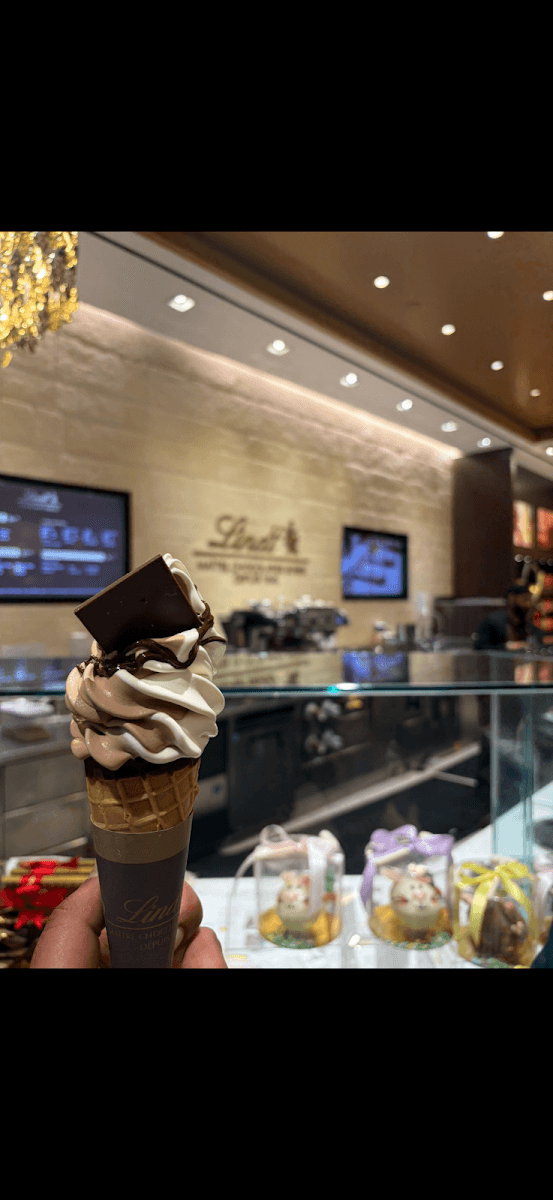 Lindt Chocolate Shop - Yorkdale