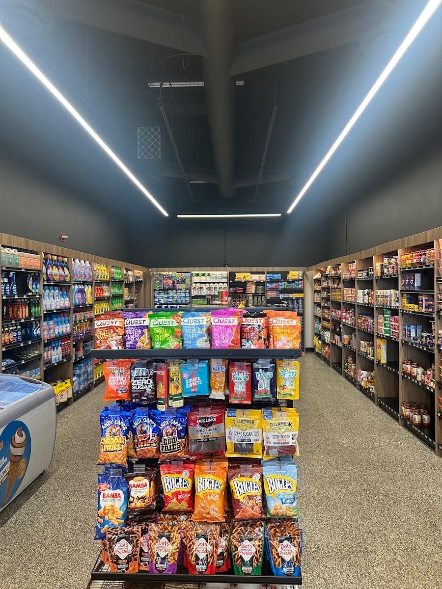 UR Convenience Store SNAX SMOKE