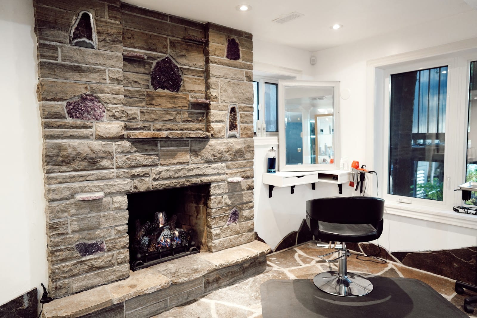 Parisa Paghik Salon