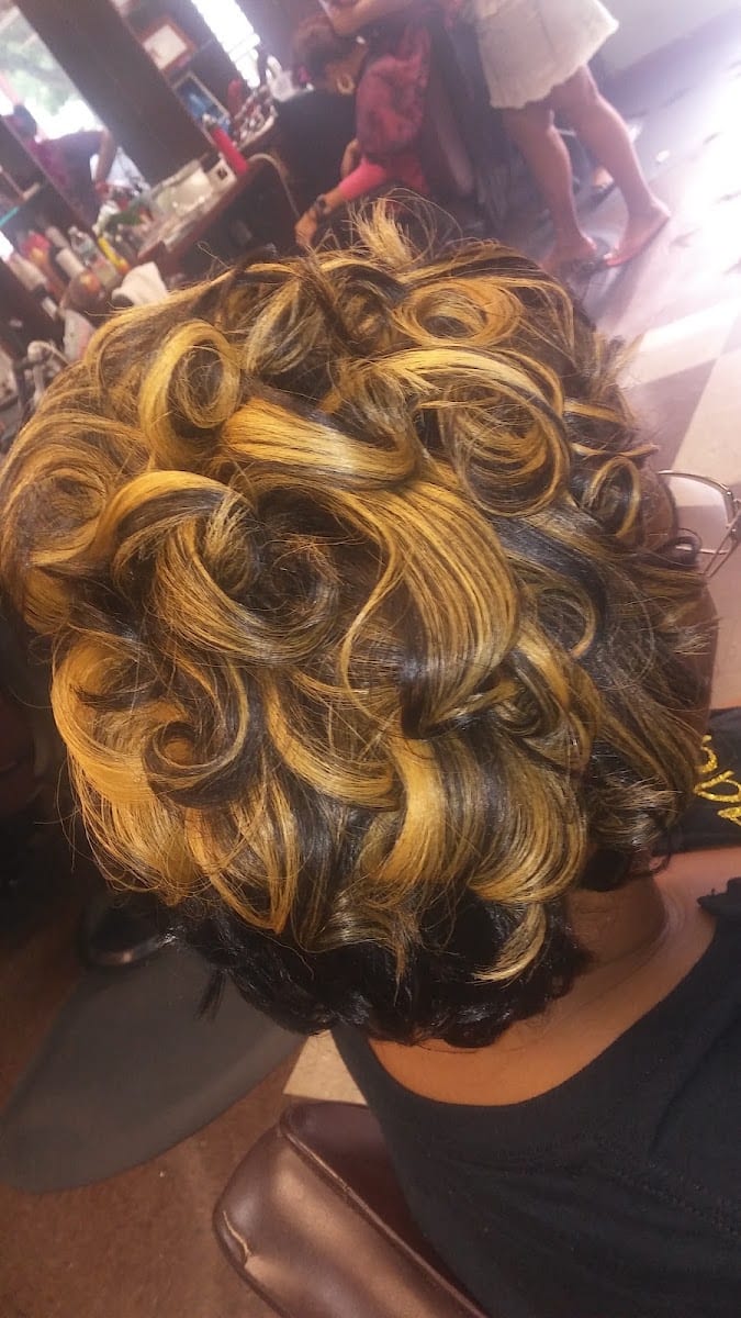 Tatinan's Unisex Salon