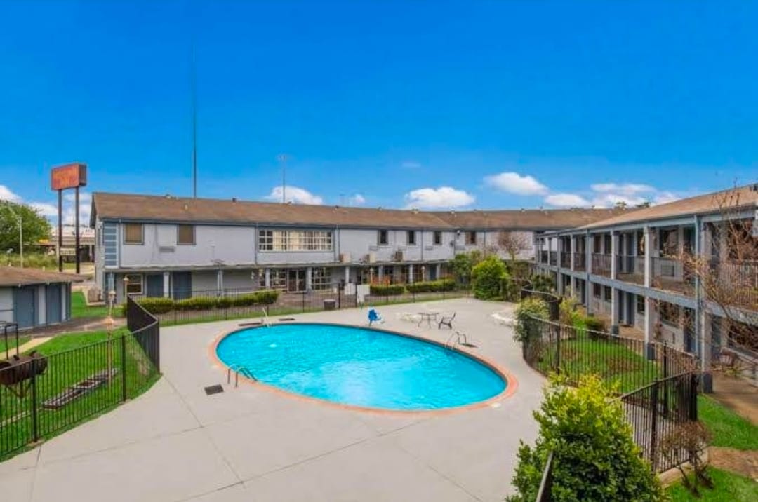 Executive Inn & Suites, photo 2