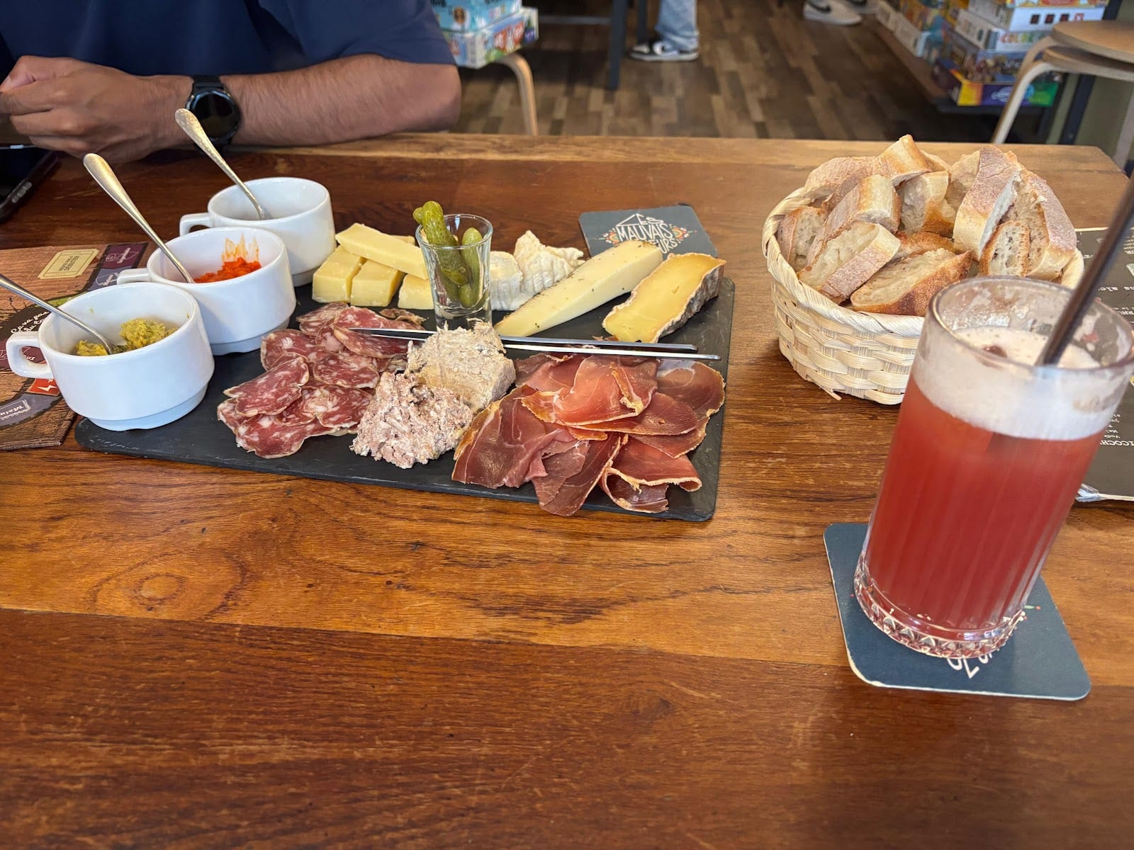 Les Mauvais Joueurs Bastille, bar à jeux Paris 11