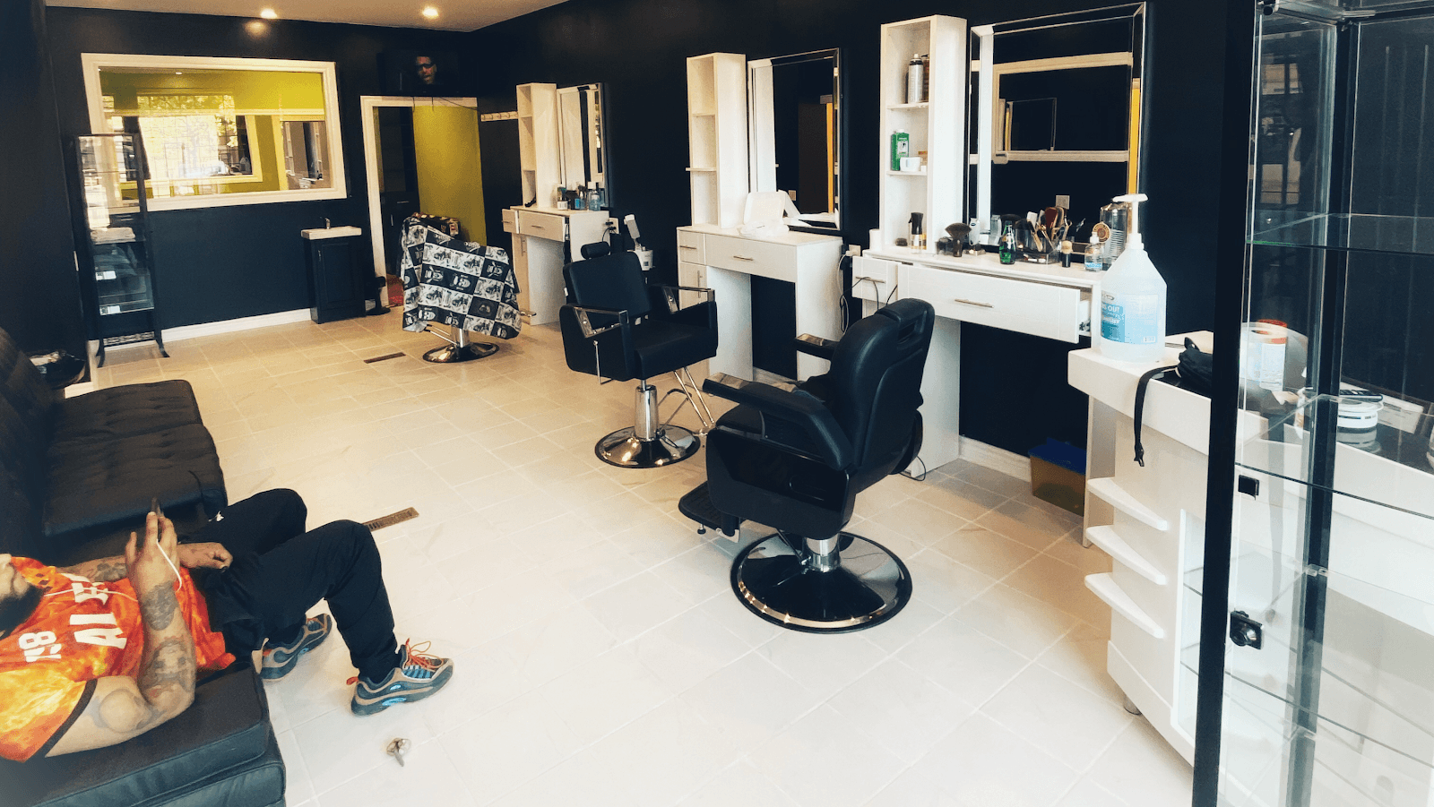 Looney Tunes Barber Shop, photo 2