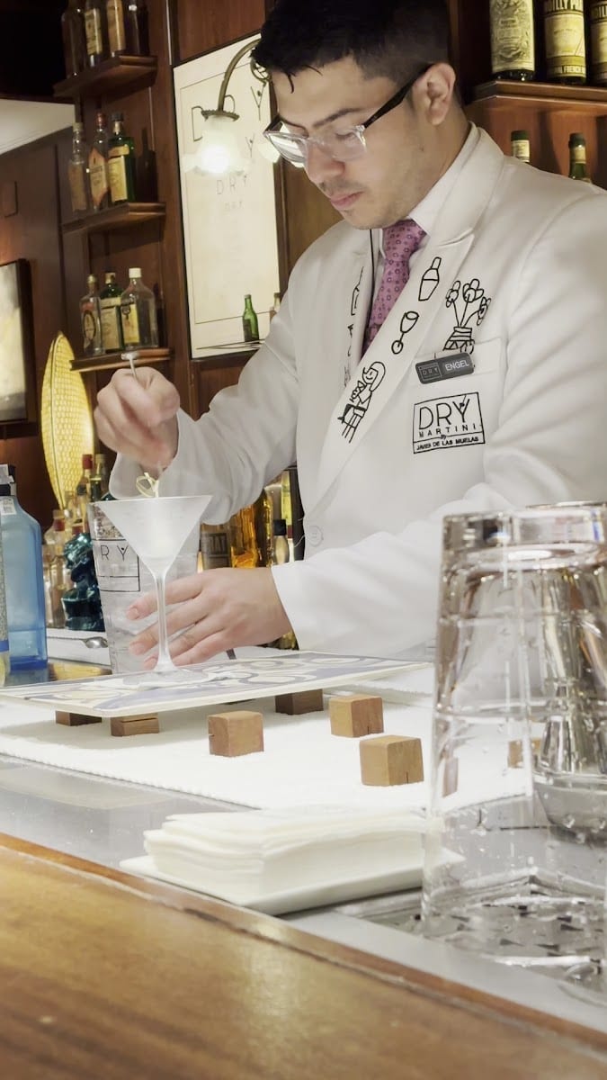 Dirty Martini - Cocktail Bar in Monument, photo 3