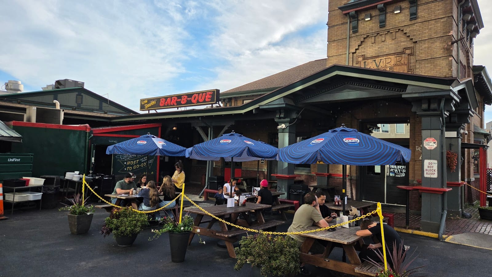 Dinosaur Bar-B-Que, photo 2