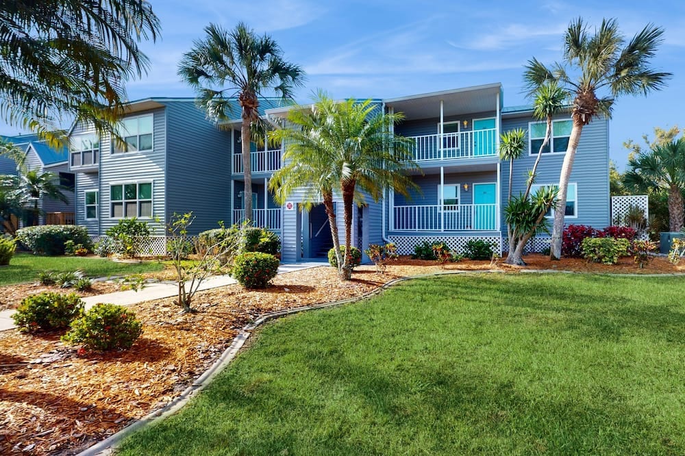 Riverfront apartment with Olympic heated pool, gym, dock, boogie board, patio