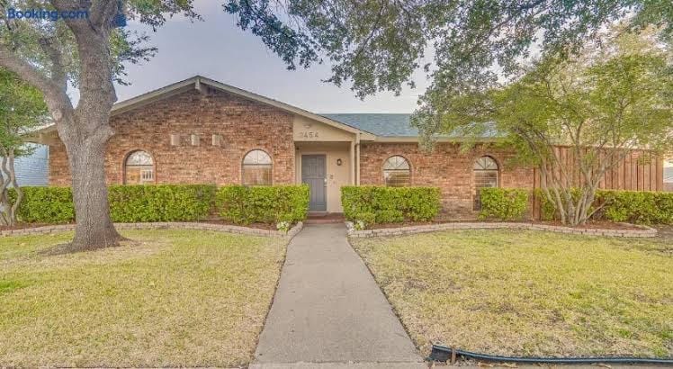 4BR Home w/ Arcade, Foosball & Desks - Carrollton