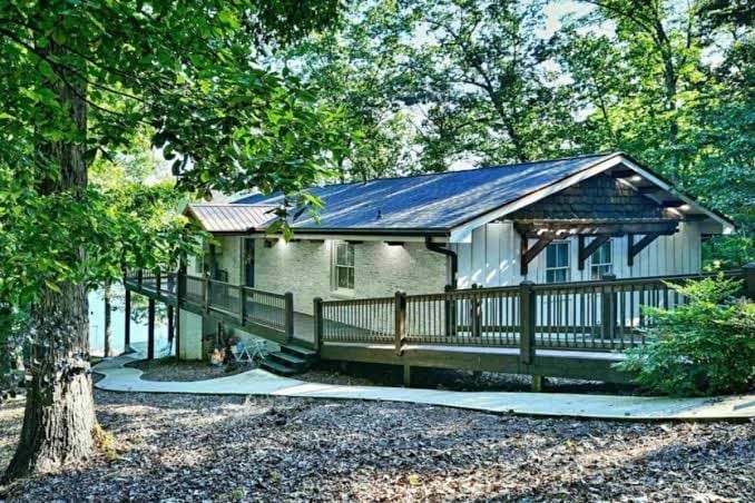 Lake Hartwell Escape w/ Dock, Games & Grill, photo 3