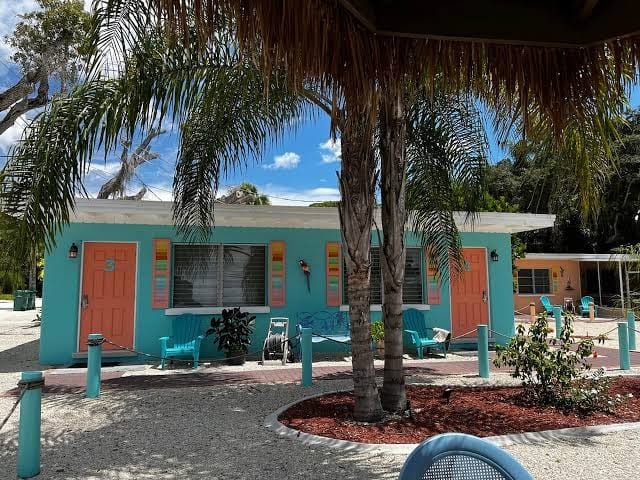 Luxury Lemon Bay 6 BR villa with pool & tennis court for 10 people,
