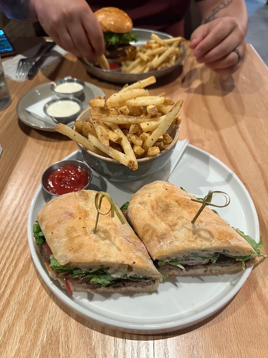Shark Club Sports Bar & Grill, photo 3