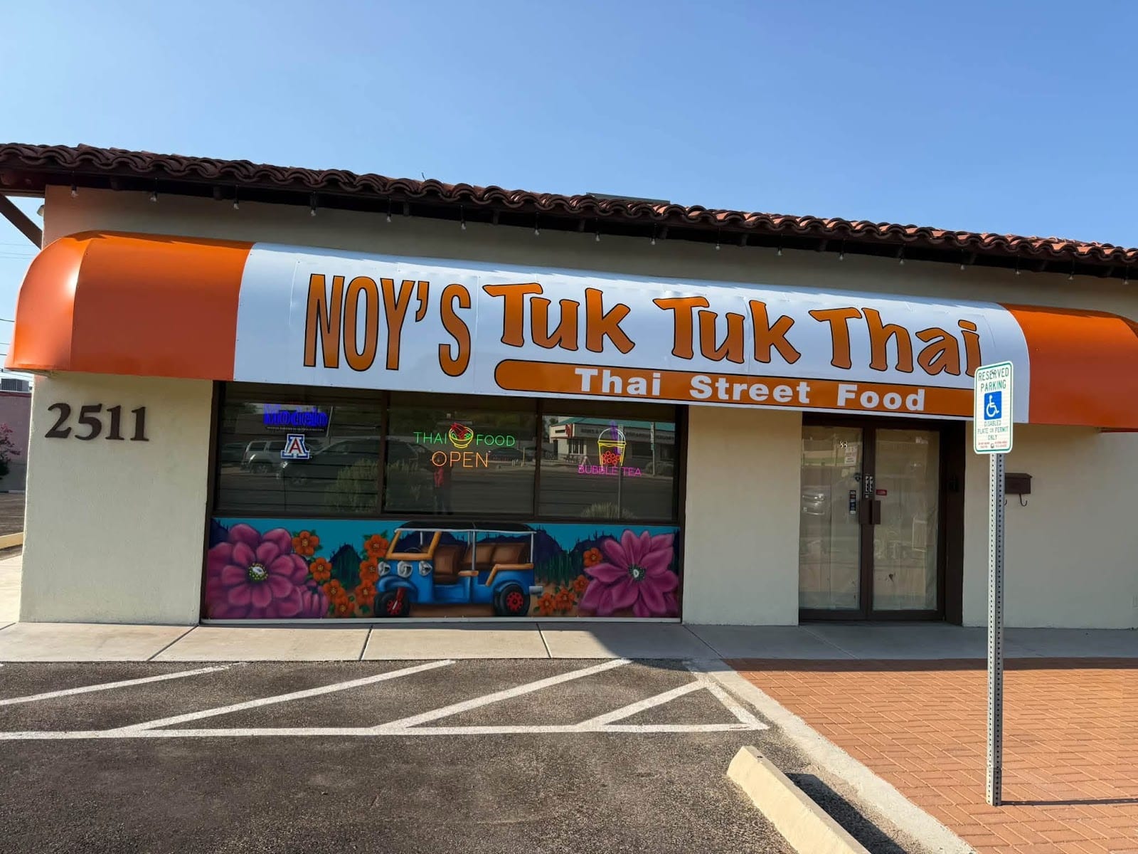 Noy'S Tuk Tuk Thai Speedway