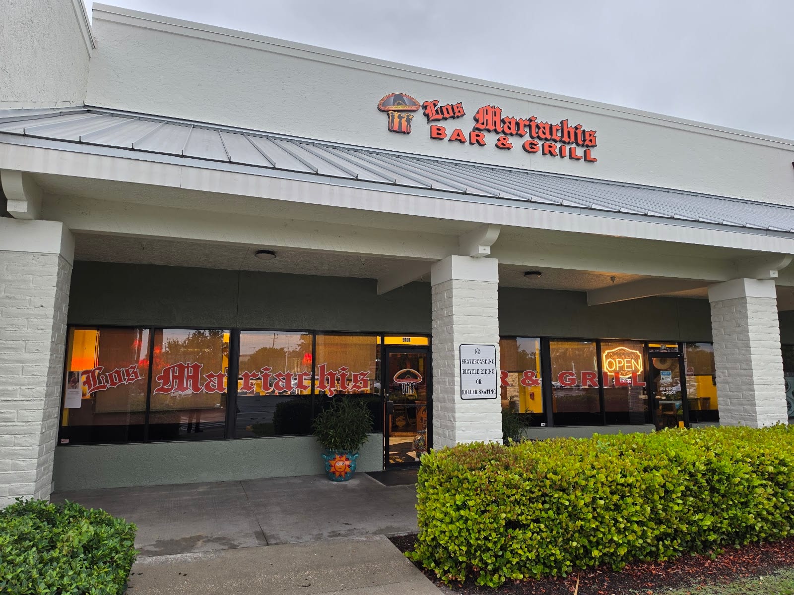 Los Mariachis Bar & Grill
