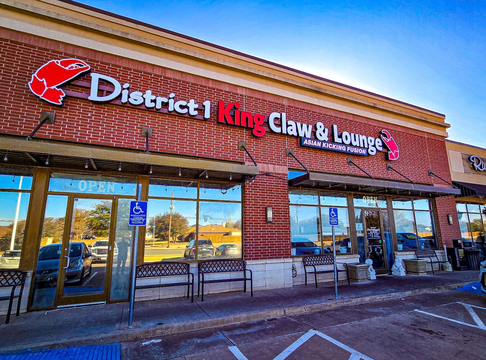 District 1 The Claw & Lounge