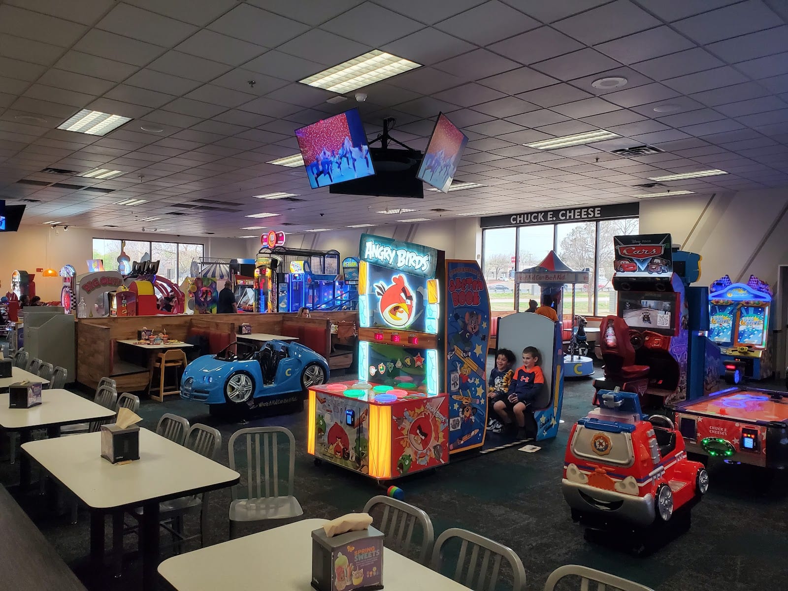 Chuck E. Cheese, photo 2