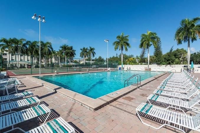 On Siesta Key. 1 Mile to Beach. Pool. Mini Golf