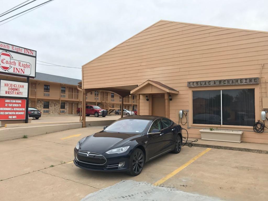 Tesla Destination Charger (Coach Light Inn)