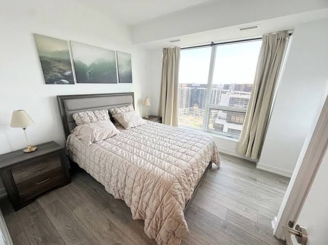 Sun-Drenched Penthouse Retreat with Gym & Parking, photo 2
