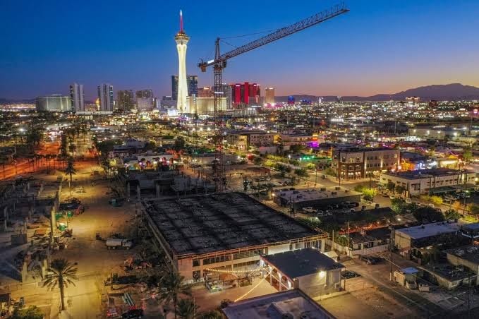 JUHL a modern downtown Vegas condo - balcony+pool+gym+rooftop