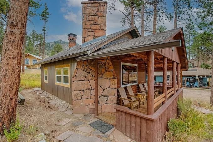 Private 2-bedroom luxury cabin in Estes Park with cozy charm