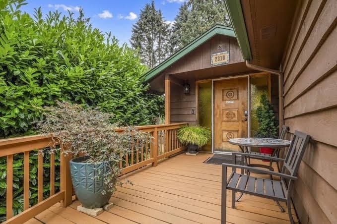 Charming Eastside Bungalow near downtown, a great park, and I-5!